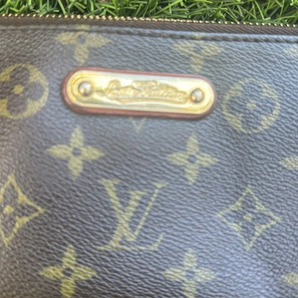 Louis Vuitton 
Authentic 
Milla Pochette Monogram Canvas MM - Picture 2 of 9